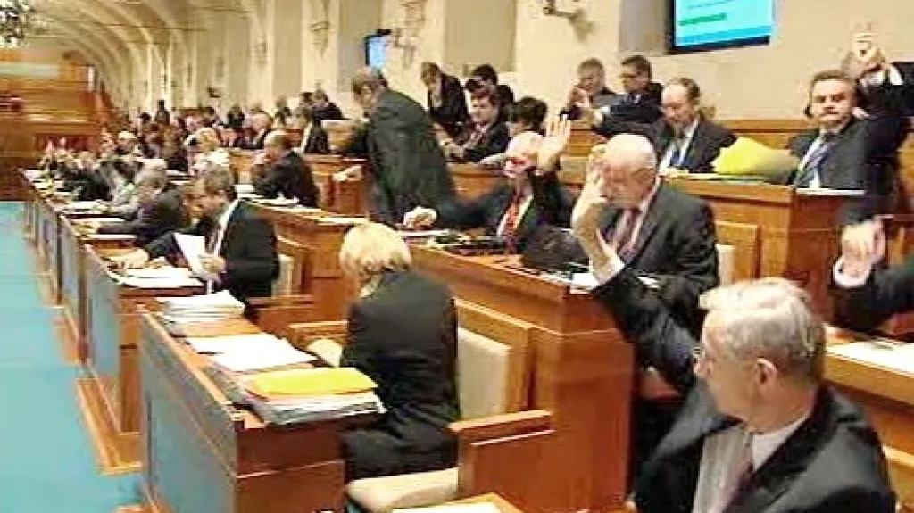 Senátoři během hlasování