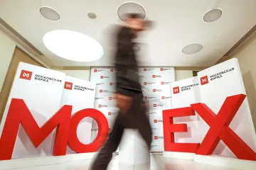 Moskevská burza částečně obnovila obchodování. Ruský soud zakázal v zemi Facebook a Instagram