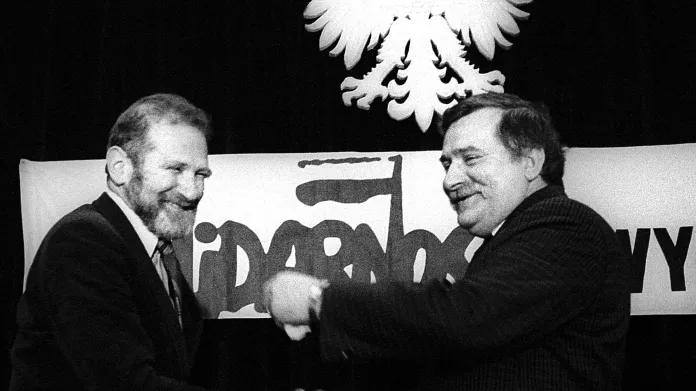 Walesa s Bronislawen Geremkem na setkání kandidátů Solidarity před volbami 1989