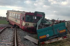 Zranění včetně dětí po srážkách vlaků s nákladními auty na Nymbursku a na Příbramsku