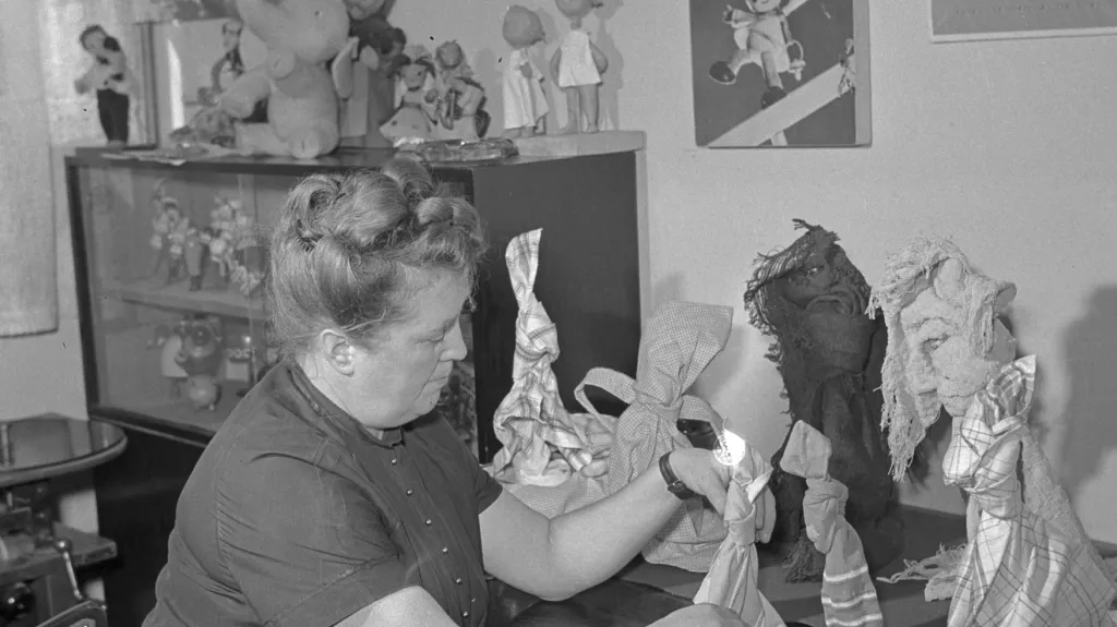 Hermína Týrlová připravuje trikový film Uzel (1958)