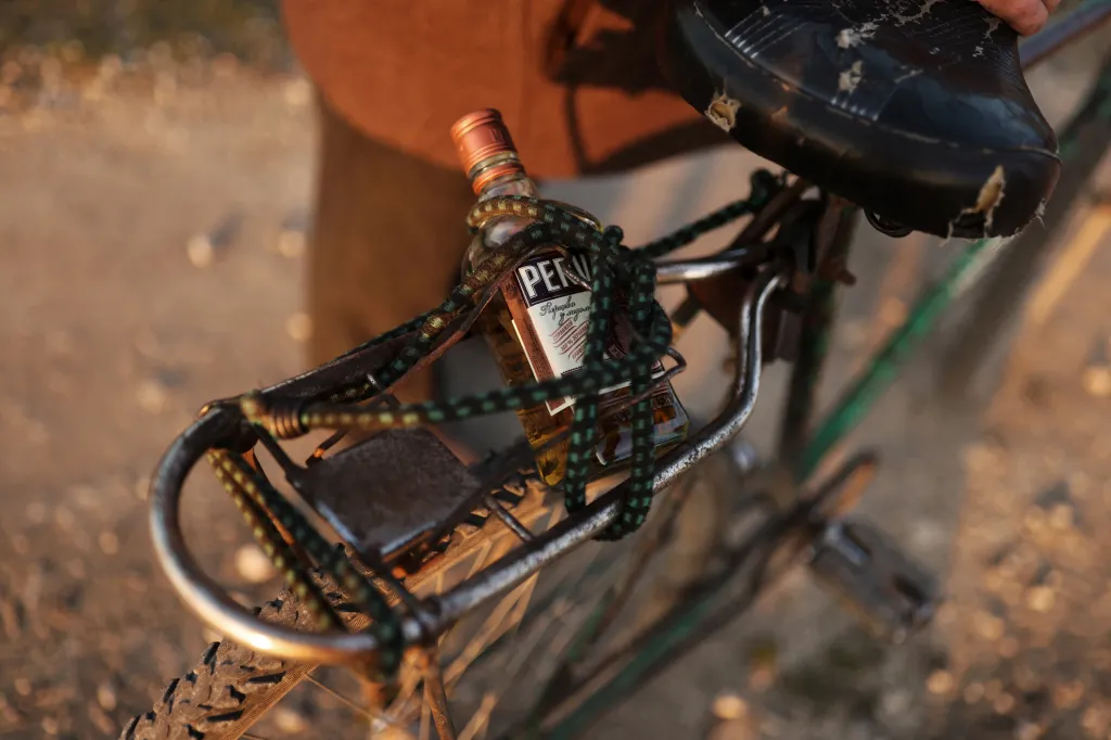 Na jeho kole nechybí lahev horilky, ukrajinské pálenky