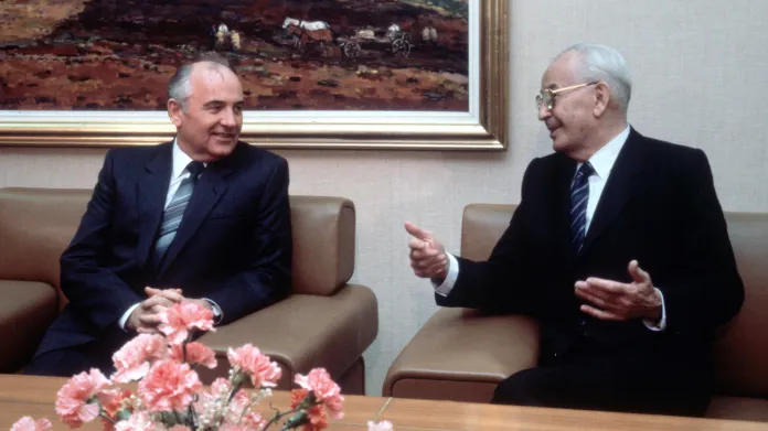 Generální tajemník ÚV KSSS Michail Gorbačov (vlevo) a prezident Československa Gustáv Husák na snímku z roku 1987