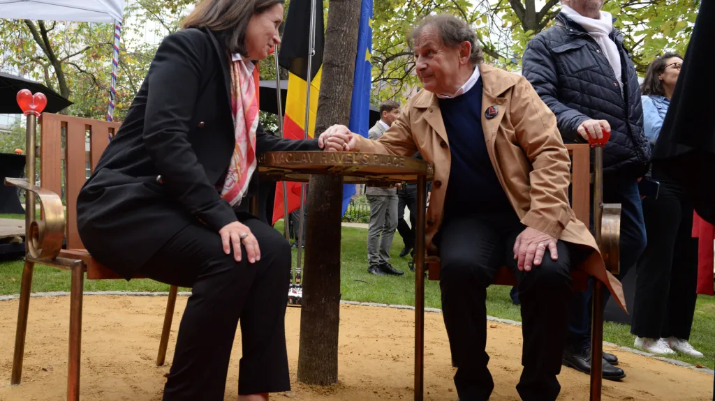 Velvyslankyně při EU Edita Hrdá a Ředitel Knihovny Václava Havla Michael Žantovský při odhalení lavičky