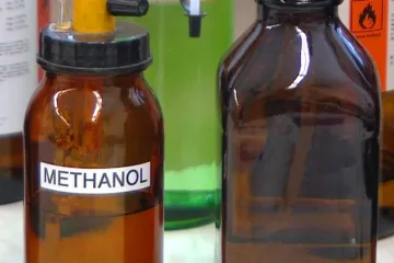 Provozovatel obchodu a prodavačka se zodpovídají ze smrti dvou lidí