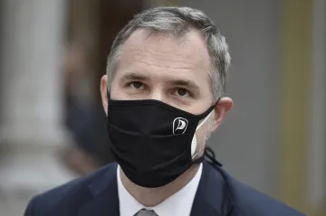 Ve státních nemocnicích zbytečně leží vakcíny, tvrdí Hřib. Zbytky nové dodávky a železná zásoba, brání se Babiš