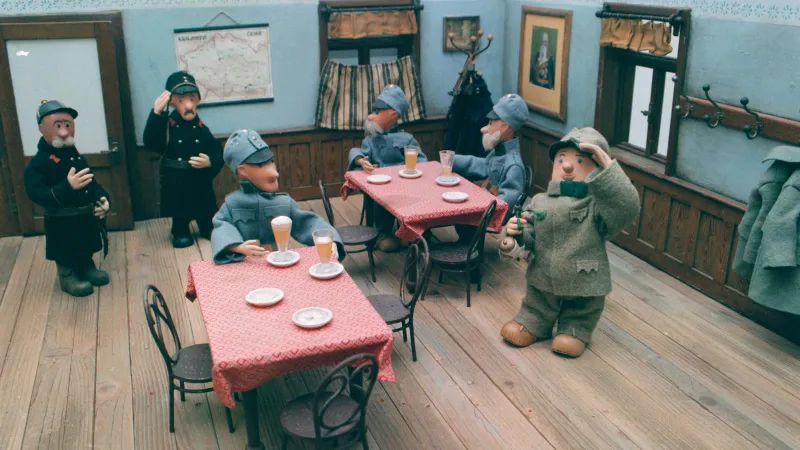 Loutky z animovaného filmu Osudy dobrého vojáka Švejka, který natočil Jiří Trnka v roce 1955. Trnka film ceněný kritiky ale prý neměl moc rád, pustil se do něj především na popud svého souseda a přítele Jana Wericha, který také načetl komentář