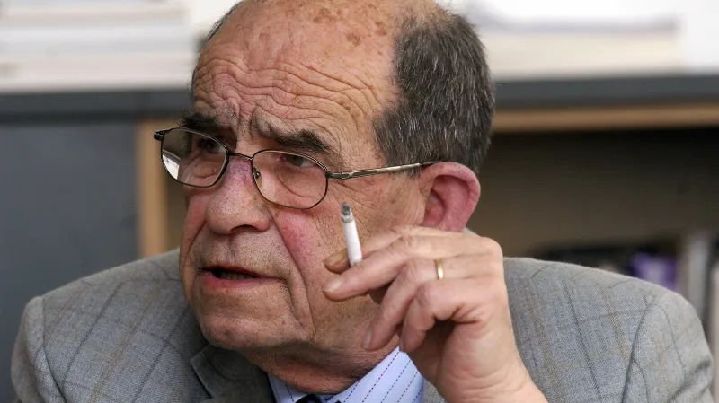 Otakar Motejl s cigaretou