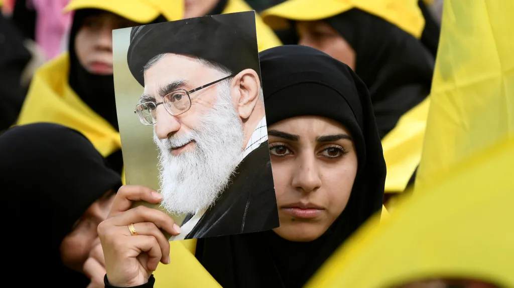 Mladá Íránka s fotografií Chameneího