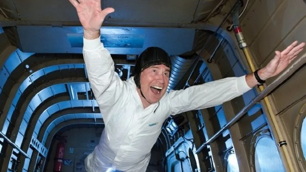 Astrofyzik Jiří Grygar ve stavu beztíže