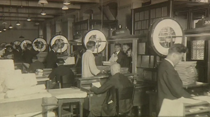 Pracovníci pošty na archivním snímku