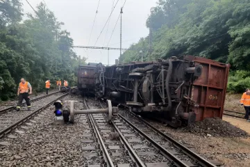Na trať u Kralup nad Vltavou se vrátily vlaky, zatím na jednu kolej. Oprava železnice pokračuje