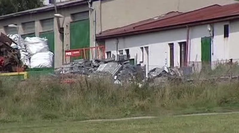 Lidé ani úřady si neví rady s problematickou sběrnou šrotu v Novém Městě na Moravě.