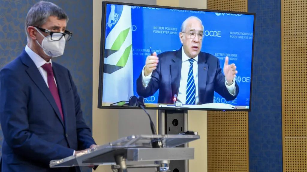 Premiér Andrej Babiš (ANO) a generální tajemník OECD Ángel Gurría (na obrazovce)