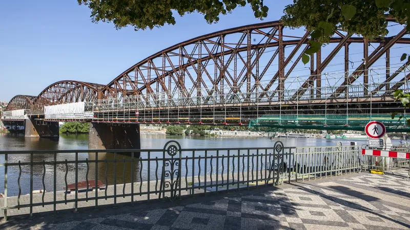 Rekonstrukce pěších lávek na železničním mostě Výtoň - Smíchov