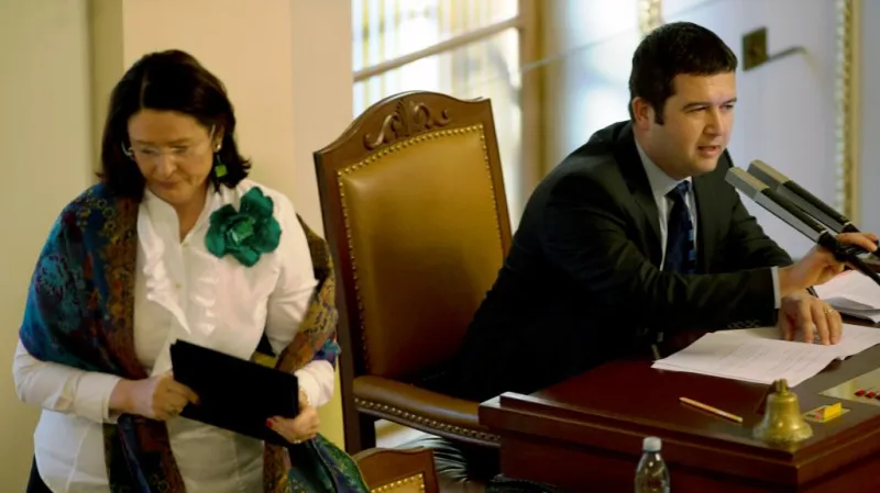 Odstupující předsedkyně Poslanecké sněmovny Miroslava Němcová a její nástupce Jan Hamáček