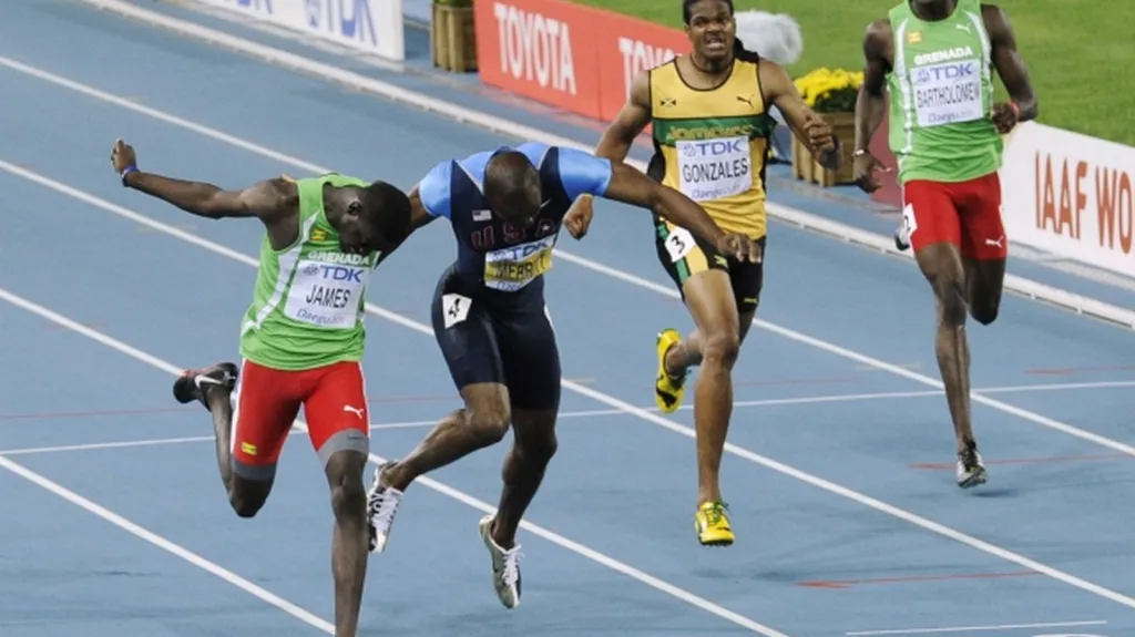 Kirani James (vlevo) ve finiši běhu na 400 m