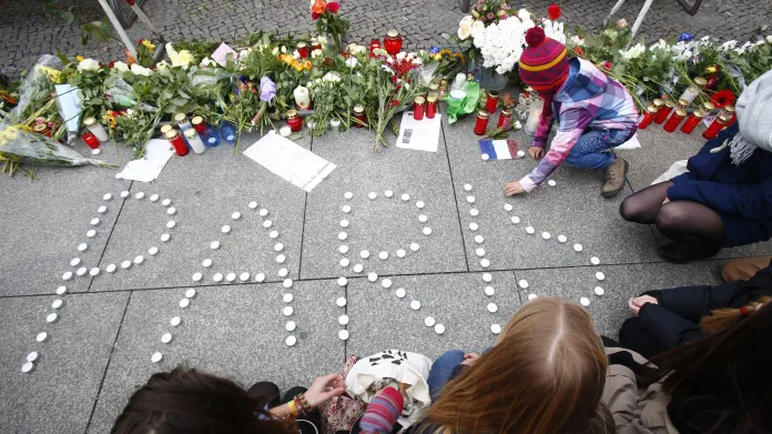 Lidé uctívají oběti útoku v Paříži před francouzskými ambasádami