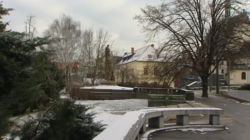 Socha rudoarmějce stojí v Tyršových sadech v Pardubicích.