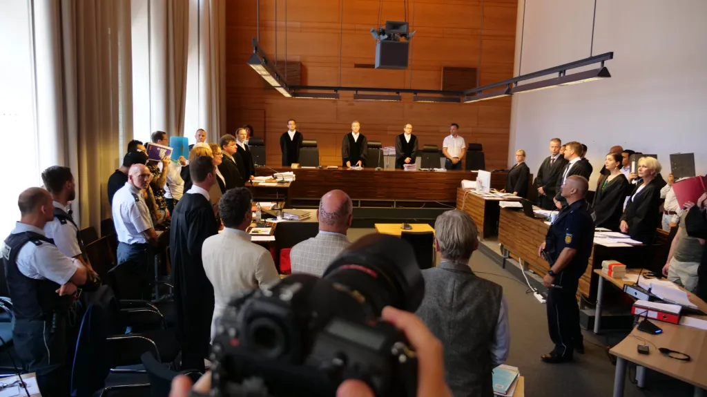 Soud ve Freiburgu se zabývá případem hromadného znásilnění