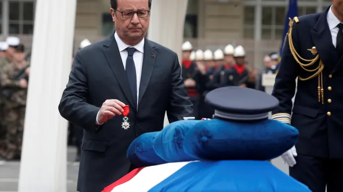 Francois Hollande policistu posmrtně vyznamenal