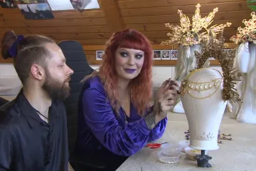 Šperkařka z Frýdlantu tvoří čelenku pro zpěvačku Beyoncé