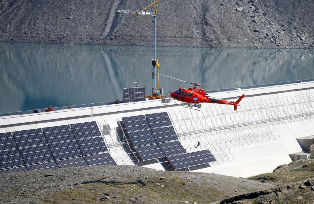 Výstavba nejvýše položené solární elektrárny v Evropě u vodní nádrže Muttse ve švýcarských Alpách