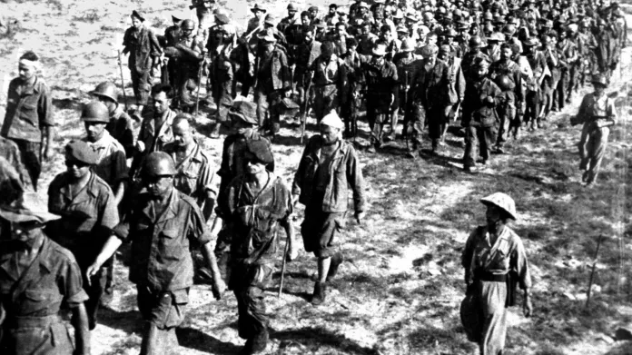 Francouzští zajatci po bitvě u Dien Bien Phu