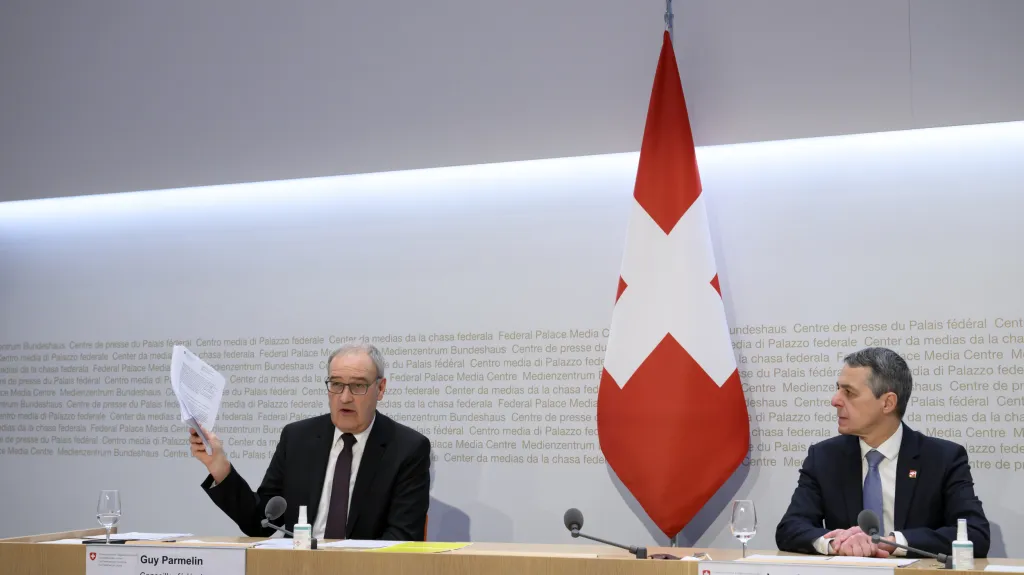 Ministr Parmelin a prezident Cassis koncem února na tiskové konferenci k Ukrajině