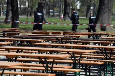 Obrovské pokuty za porušení karantény v Německu, Srbové nesmějí o víkendu ven bez povolení