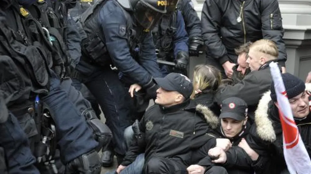 Policie zasahuje proti příznivcům Dělnické strany