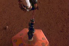 Sonda InSight umístila na povrch Marsu svůj první přístroj, speciální seismometr