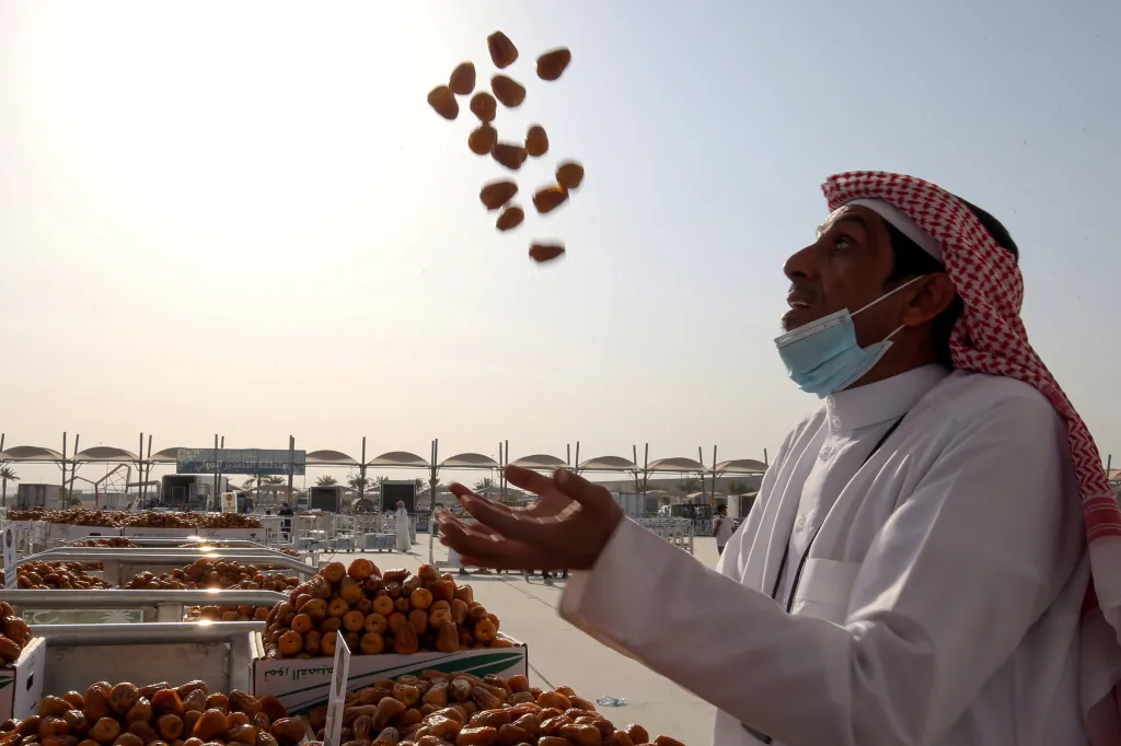 Farmář v saúdské provincii Al-Kasím nabízí potraviny na trhu