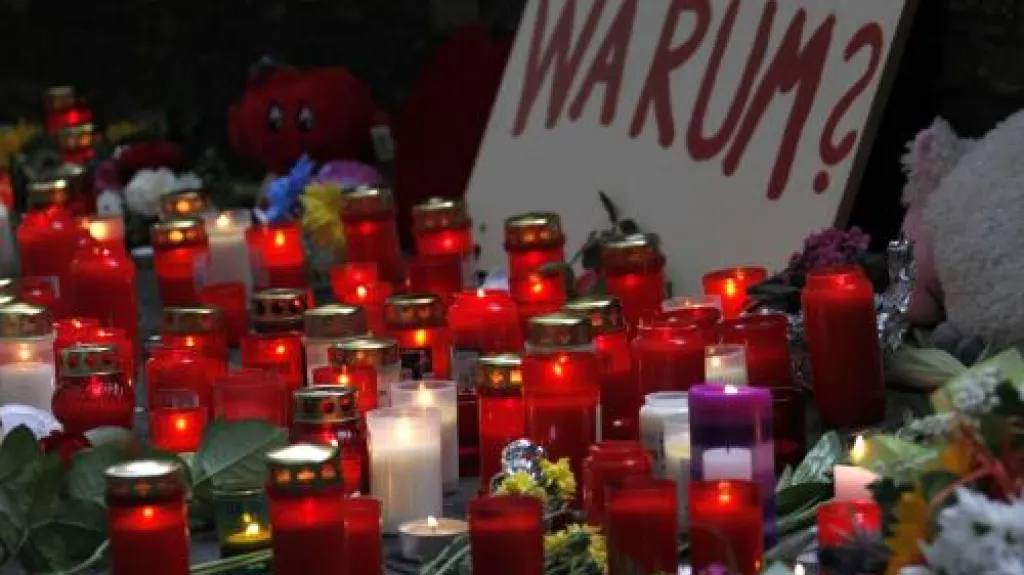 Svíčky na místě tragédie během Loveparade