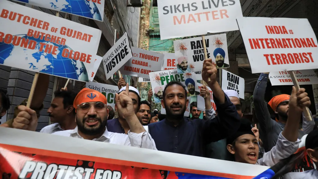 Členové pákistánské sikhské komunity během protestu v Péšávaru