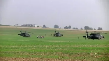 U polské vesnice Gruta omylem přistály americké vojenské vrtulníky