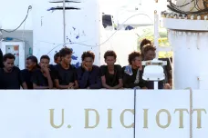 Migranti mohou z lodi Diciotti. Itálie si je rozdělí s Albánií a Irskem