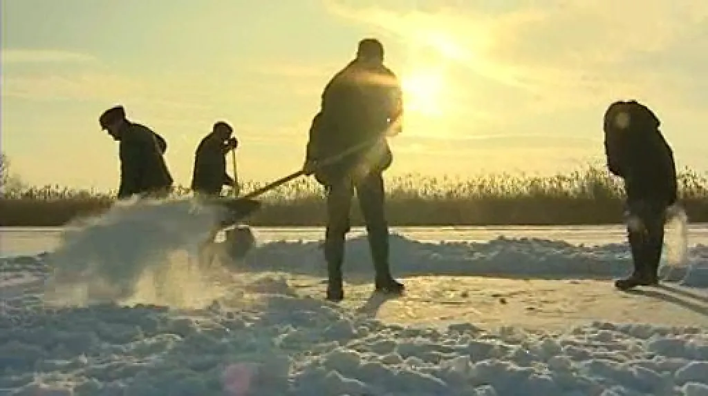 Rybáři odklízejí sníh z ledu
