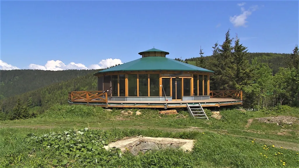 Původně schválenou stavbu provozovatel bez povolení rozšířil