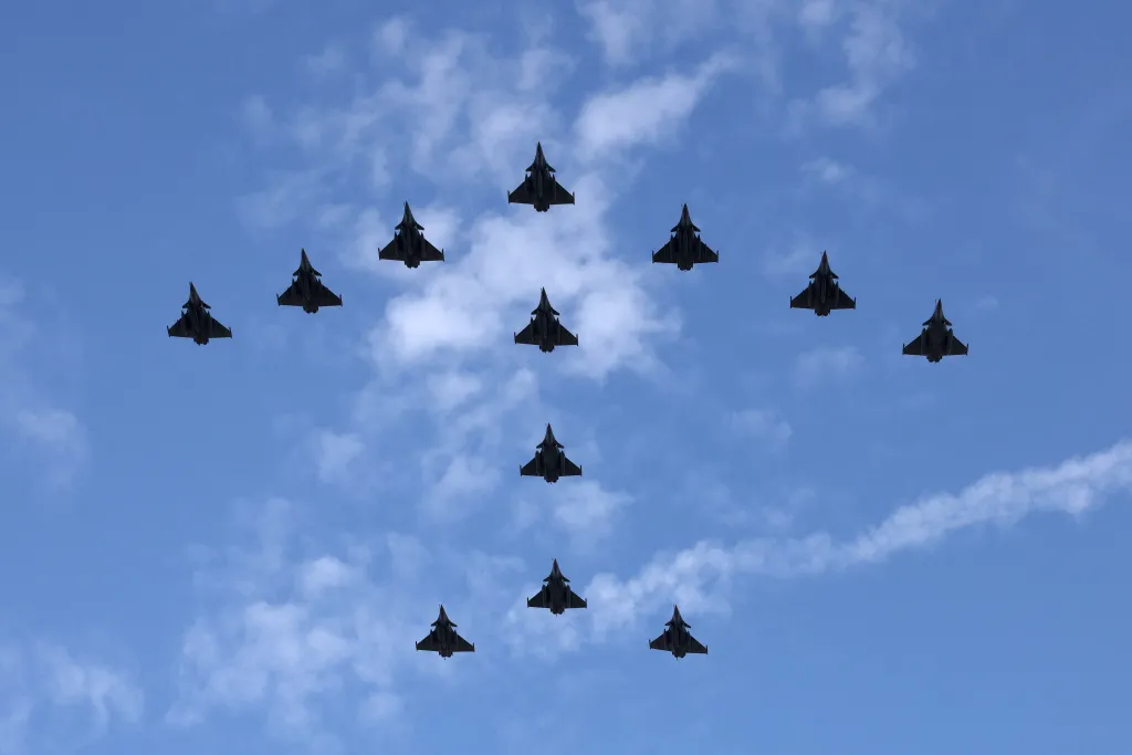 Letadla Mirage 2000 D a 2000-5 francouzské letecké a kosmické armády během oslav výročí dobytí Bastily