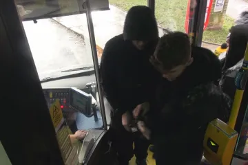 Do ústecké MHD se smí nastupovat jen předními dveřmi. Tvoří se fronty, spoje se zpožďují