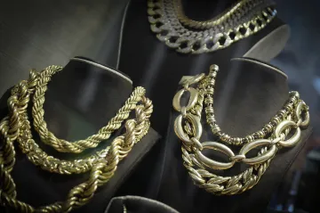 Místo drahého kovu bižuterie. Úřad varuje před šperky z asijských e-shopů