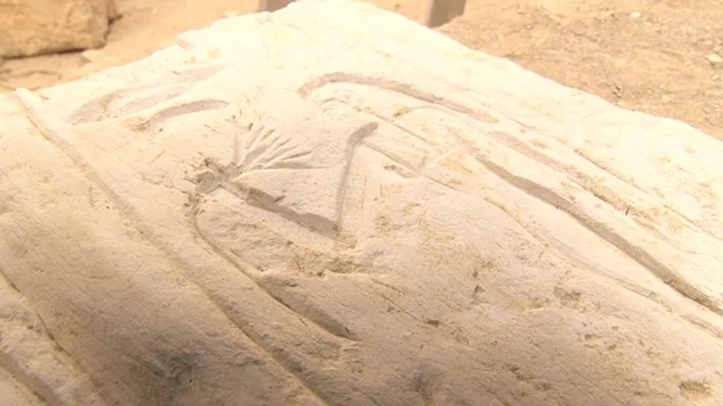 Čeští archeologové odkrývají hrobový komplex