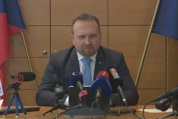 Zkrátit a zvýšit, zaznívá ve vládní při o rodičovskou