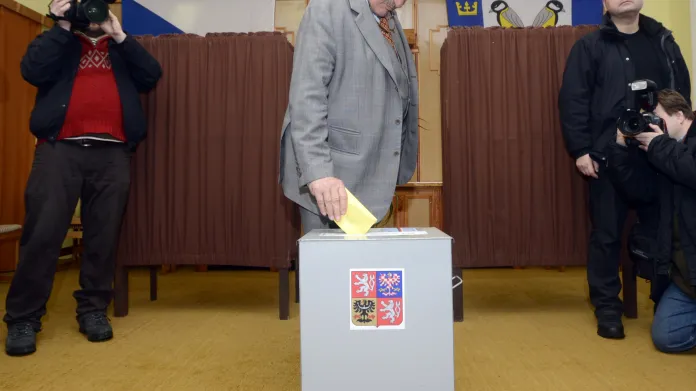 Karel Schwarzenberg ve druhém kole minulých voleb demonstroval, jak vypadá neplatný hlas, když vhodil - omylem - do urny lístek bez obálky
