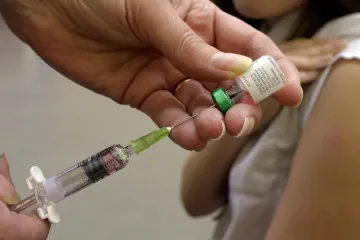 První dávky vakcíny dorazí v lednu či únoru, čeká Blatný. Proočkovat chce dvě třetiny Čechů