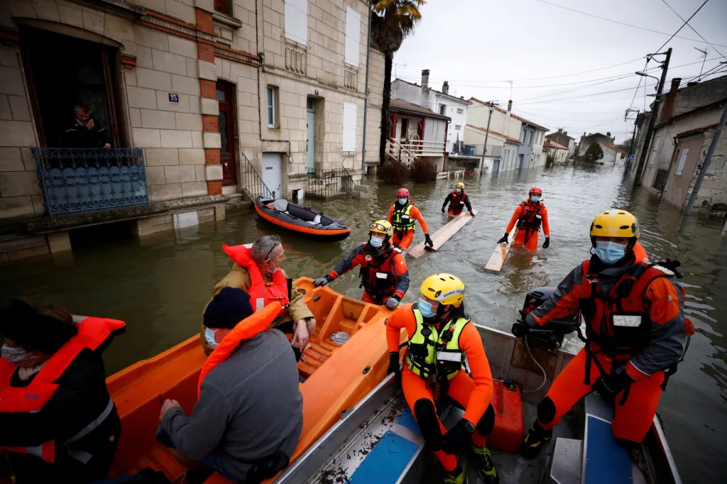 Na západě Francie probíhá evakuace obyvatel ve městě Saintes. V historickém centru se do ulic dostala řeka Charente