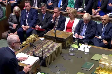 Britští poslanci poprvé po volbách interpelovali Johnsona