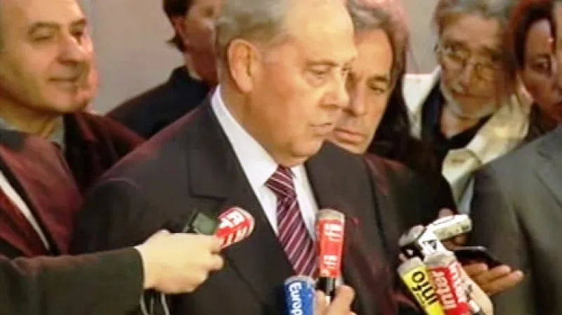 Francouzský senátor a bývalý ministr vnitra Charles Pasqua po vynesení soudního verdiktu