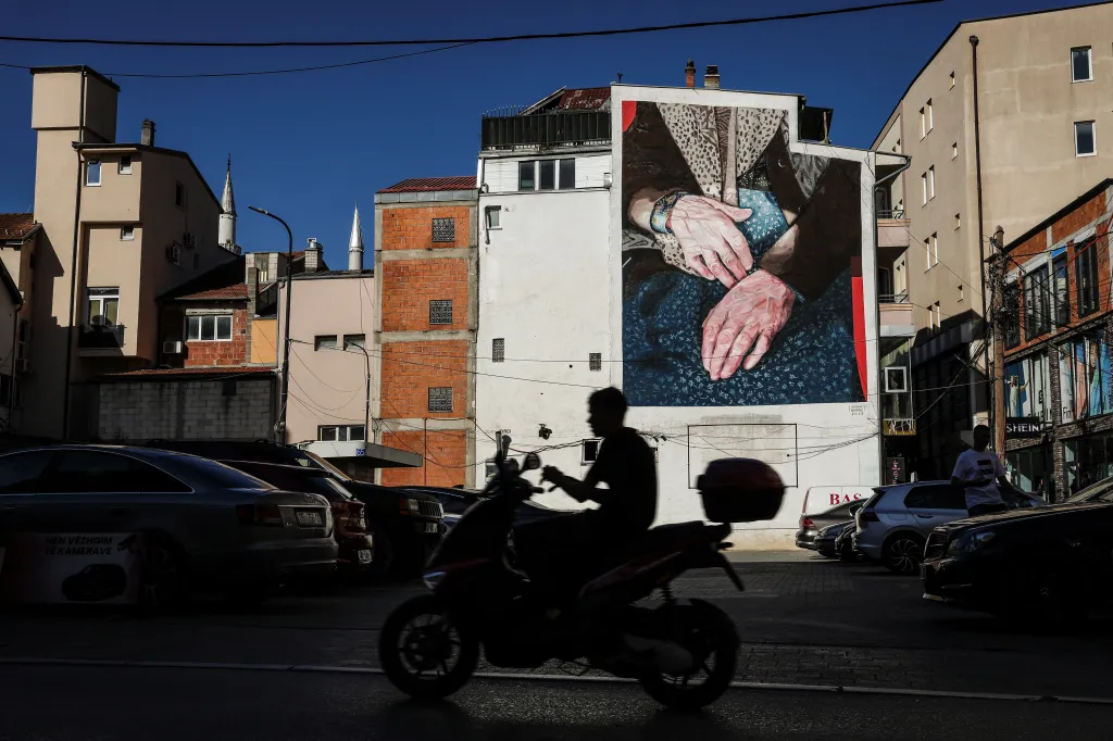 Další ročník Mural Festu Kosovo oživuje kosovské město Uroševac i připomíná těžké časy